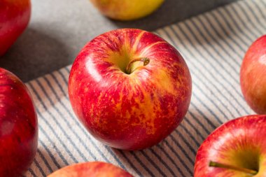 Organik Çiğ Kırmızı Kıskanç Elmalar Sonbaharda Yemeye Hazır