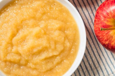 Bir kâse içinde organik, çiğ elma sosu.