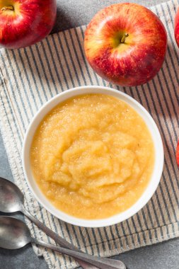 Bir kâse içinde organik, çiğ elma sosu.