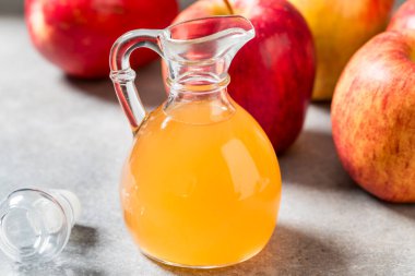 Pişirmek için Şişe İçinde Çiğ Elma Şarabı Sirkesi