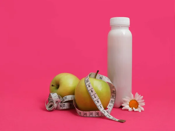 Здоровый фитнес-завтрак на ярко розовом фоне — стоковое фото