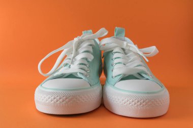 turuncu zemin üzerine spor ayakkabı