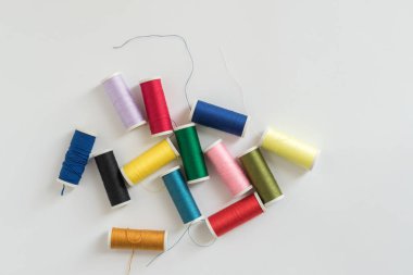 Birçok renkte dikiş ipliği