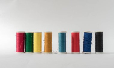 Birçok renkte dikiş ipliği