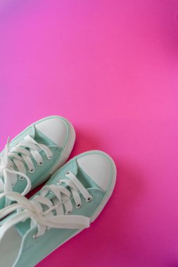 Bir çift ayakkabı mor bir arka plan üzerinde