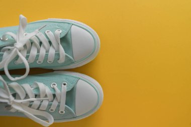 Bir çift ayakkabı sarı bir arka plan üzerinde