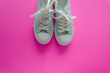 Bir çift ayakkabı mor bir arka plan üzerinde