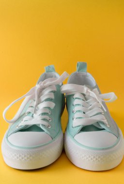 Bir çift ayakkabı sarı bir arka plan üzerinde