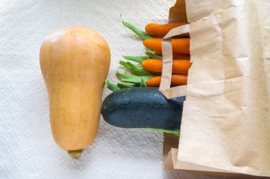 Çiğ sebze ekolojik çanta üzerinde. Ekolojik yaşam tarzı