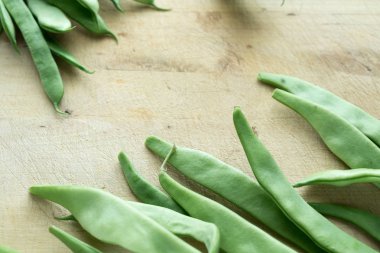Ahşap bir masa üzerinde yeşil fasulye