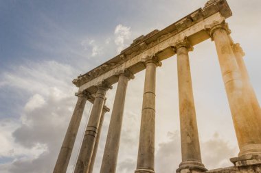 Satürn Tapınağı Roma Forumu, İtalya. Satürn Tapınağı Roma üzerinden günbatımı