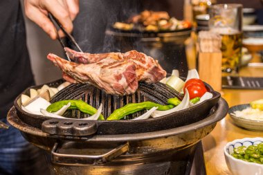 Barbekü partisi ile kuzu kaburga