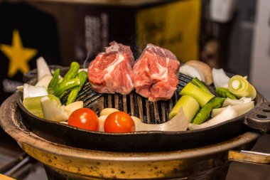 Barbekü partisi ile kuzu kaburga