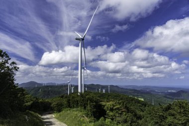 Tepenin üzerinde yhe rüzgar değirmen kule