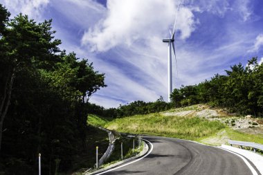 Tepenin üzerinde yhe rüzgar değirmen kule