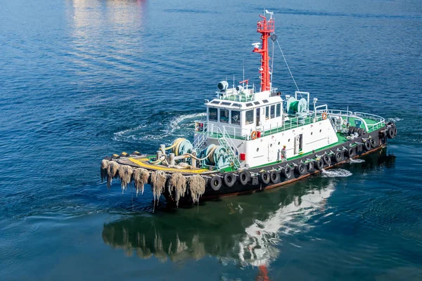 The small tug vessel in the sea — Stock Photo, Image