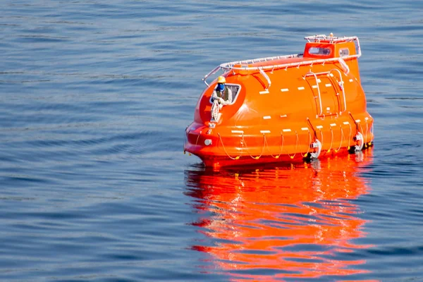 Das orangefarbene Rettungsboot im Meer — Stockfoto