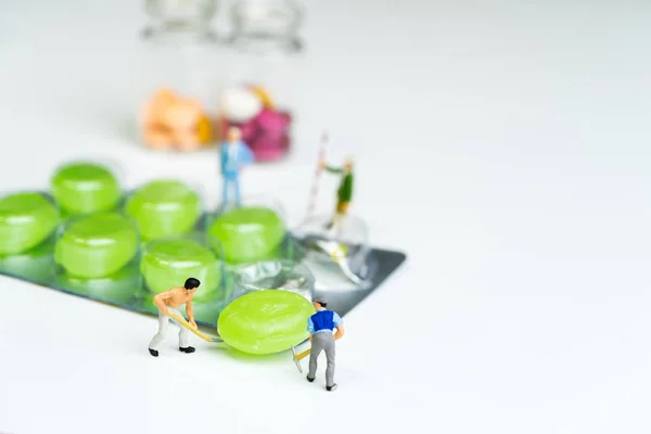Trabalhadores Trabalhando Pílulas Medicina Fundo Branco Conceito Negócio Médico Miniatura — Fotografia de Stock