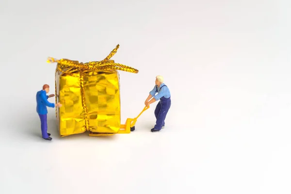 Mevcut bir kırmızı beyaz arka plan sevk irsaliyesi kavramı üzerinde Noel zamanı bir palet kamyon üzerinde hareket minyatür kurye .