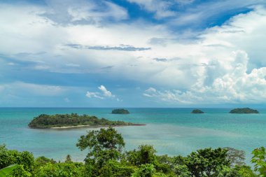 Tropik ada açık turkuvaz denizle çevrili. Tayland.