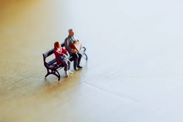 Casal Miniatura Sentados Juntos Luz Quente Dia Dos Namorados Consept — Fotografia de Stock