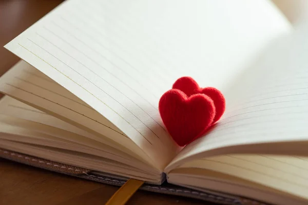 Kleine Rode Harten Een Geopende Pagina Van Literatuur Love Concept — Stockfoto