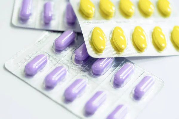 Hap beyaz zemin üzerine sarı ve mor kabarcıklar kadar kapalı.