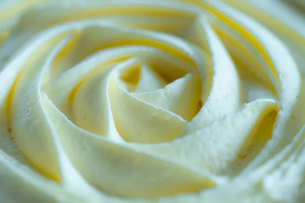 Beyaz krem, çiçek krem doku bir fincan kek üzerine şanti..