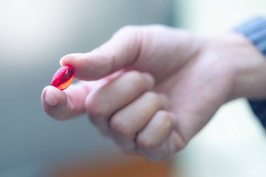 Kadın el kapsül hapları eczane arka plan, tıbbi kavramı ile tutarak.