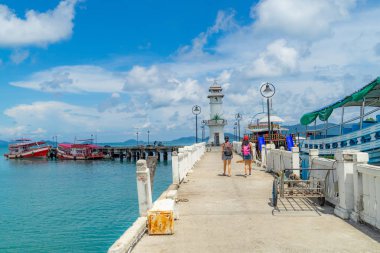 Genç Asyalı gezginler backpacker deniz feneri Tayland deniz manzaralı yürüyüş.