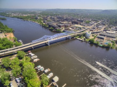 La Crosse, Wisconsin Mississippi Nehri üzerinde bir topluluktur