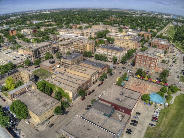 Grand Forks büyük bir Kuzey Dakota karayolu 2 kavşak ve eyaletler arası 29 bir saat güneyinde Kanada sınır kırmızı nehir üzerinde şehirdir