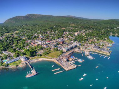 Bar Harbor turistik kasabadır Maine kenarı tarafından Acadia Milli Parkı