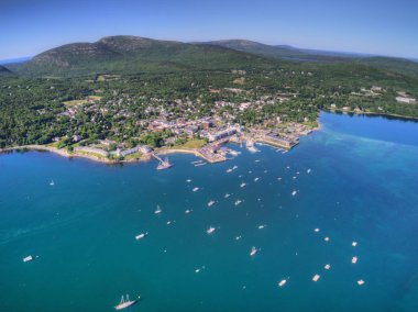 Bar Harbor turistik kasabadır Maine kenarı tarafından Acadia Milli Parkı