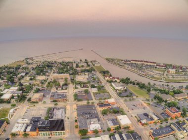 Sheboygan, Wisconsin 'in Michigan Gölü üzerindeki hava günbatımı görüntüsü