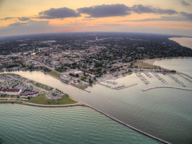 Sheboygan, Wisconsin 'in Michigan Gölü üzerindeki hava günbatımı görüntüsü