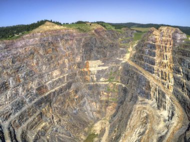 Lead, Batı Güney Dakota 'nın Black Hills bölgesinde popüler bir turizm merkezidir.