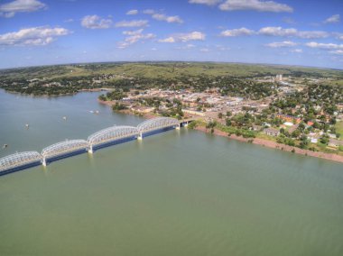 Güney Dakota 'daki Missouri Nehri kıyısındaki Chamberlain Kasabası' nın havadan görünüşü