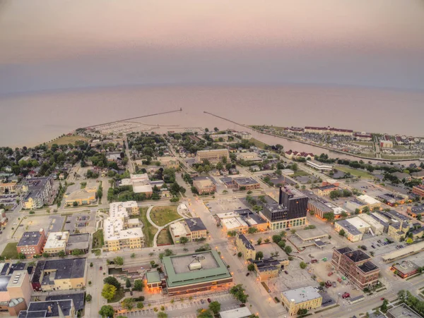 Sheboygan, Wisconsin 'in Michigan Gölü üzerindeki hava günbatımı görüntüsü