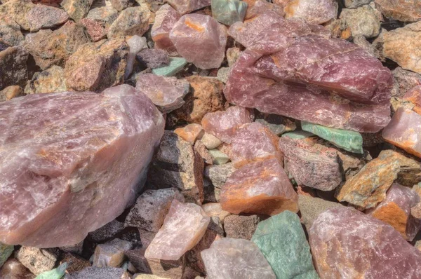 Mica Diğer Minerallerle Birlikte Raw Rose Jade Quartz Parçaları — Stok fotoğraf
