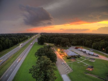 Tennessee 'de Dinlenme ve Kamyon Durağı' nda Bir Yaz Günbatımının Hava Görüntüsü