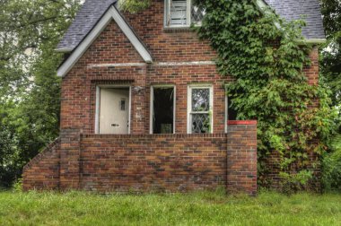 Detroit 'in ortabatı şehrinde insanlar ve endüstri tarafından terk edilmiş binlerce bina var.