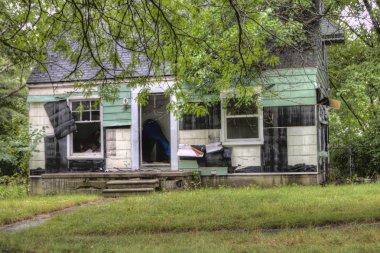 Detroit 'in ortabatı şehrinde insanlar ve endüstri tarafından terk edilmiş binlerce bina var.