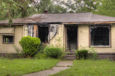 Detroit 'in ortabatı şehrinde insanlar ve endüstri tarafından terk edilmiş binlerce bina var.