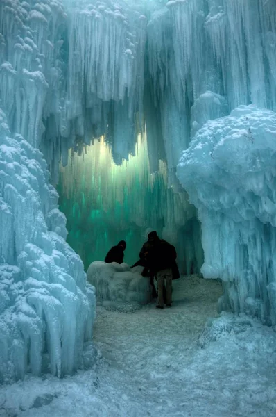 雪と氷で作られた城はミネソタ州の冬の伝統です — ストック写真