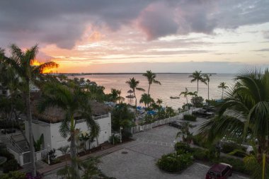 Key Largo, Florida 'da bir tatil köyünde gün batımı
