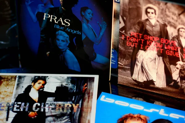 80 ve 90 'ların en ünlü müzik, kapak ve yakın çekim sanatçılarının CD kapakları