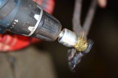 Demirci demircideki aletlerle çalışır, fırından yeni çıktı.,