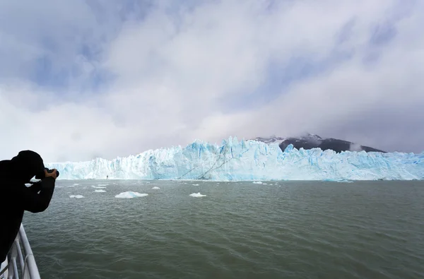 Туристична фотографуванні льодовик Морино Perito — стокове фото