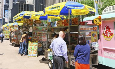 Öğle Yemeği satıcılar / New York City öğle yemeği zaman satıcıları onların gıda ile standları mid kasaba Manhattan, Times Meydanı. 5-25-2016